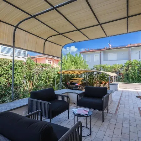 Con Piscina Privata アパート *